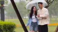 陈乔恩阮经天合体录综艺被偶遇 撑一把伞氛围感拉满