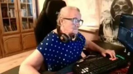 为了给家里人还债 76岁老奶奶选择卖掉自己的CS皮肤
