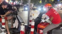 外卖小哥与男子马路中间对峙4小时 网友：两个“犟种