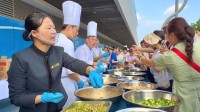 五星级酒店开始摆地摊销售餐食 定价从四块到十几块