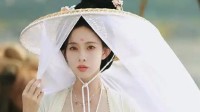 孟子义拍戏现场摔倒：帷帽长纱被踩 纱带勒住颈部