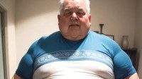 美国一超500斤男子突发疾病 被起重机吊出公寓送医