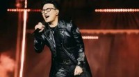 汪峰演唱会被指跑调走音 到高音就把话筒给观众