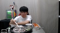 Gumayusi兑现S15夺冠公约：深夜化身吃播