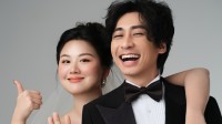 LOL主播小明剑魔晒与妻子结婚照：我爱我老婆！
