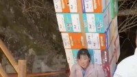 老君山拒用无人机取代挑山工 53岁女挑山工:饭碗保住