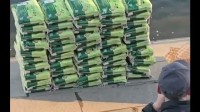 辽宁丹东有人疑在江边放生大米 警方：应是在还愿