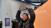 全球首个三星三折叠用户！42岁 严寒中排队24小时