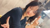 《寂静岭f》加藤小夏日常美照:嘟嘴卖萌 喂你吃肉饼