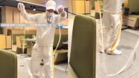 海底捞店员捞面多次甩地上 顾客发现后一个月无限吃