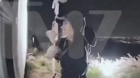 悉尼妹在好莱坞地标上挂胸罩！还留下了四五件