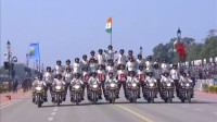印度阅兵传统艺能升级:42名女兵同骑9辆摩托叠成人墙