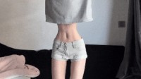 妹子的腰怎么能这么细啊？就喜欢这油亮黑丝的动态图