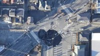 日本道路塌出天坑一年还没修好 附近居民被臭疯了