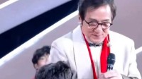 春晚小演员暖宝宝掉了成龙亲手贴上 尽显巨星温情