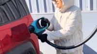 老奶奶实测比亚迪闪充桩：超人性 一点儿不费劲