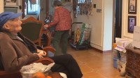 90岁杨老头开玩《生化9》！家人问怕不怕?他回:怕啥