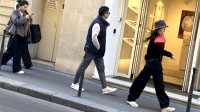 刘强东夫妇现身巴黎街头：奶茶忙通话 东哥自动跟随