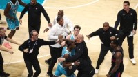 NBA赛场爆发大规模群殴事件 4名球员被驱逐出场