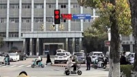 大学校园内现999秒红绿灯 网友：够给我拍个违停了