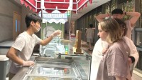 外国人涌入中国洗浴中心 300多无限吃喝1整天超值