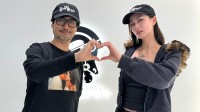 小岛秀夫与大美女合影！亲密比心 还有