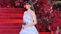 安妮海瑟薇穿着中国设计师的裙子 说中文感谢中国粉丝