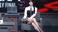 穿衣不自由！女解说被批裙子太短 全身涂黑上镜回击