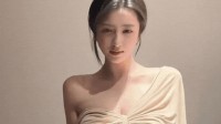 单依纯处处模仿王菲造型 用裙子吸雨的动态图