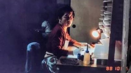 泪崩！网友发现去世母亲的过往：为养家糊口做动画