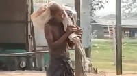 印度男挖出亡姐遗骸扛到银行 只因要求本人存取款