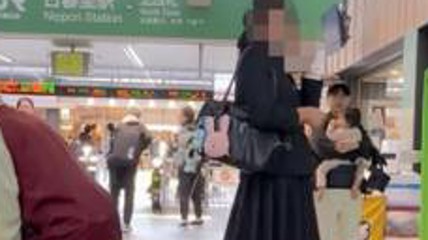 日本一男子穿JK上地铁引发热议！个人爱好还是变态？