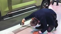老外集体趴窝北京车展：蹲地上拿放大镜看轮胎量缝隙