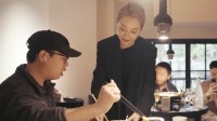空姐改行卖烤鸡成“排队王” 店铺已成上海餐饮地标