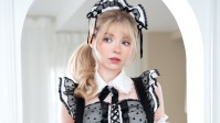 涩爆！碍事梨体模女仆美照：金发俏奴贴身为你服务