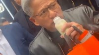 黄仁勋北京被投喂豆汁面露难色！买蜜雪冰城连连点赞