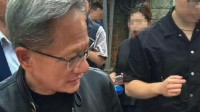 黄仁勋疑似得灰指甲登热搜!网友:一个传染俩