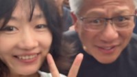 美女网友晒和黄仁勋合拍玩梗：祝黄老板年入百万！