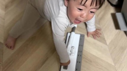 孩子手指被夹!嗷嗷直叫 网友立刻拍照纪念上传网络