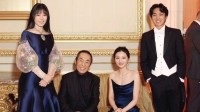 张艺谋二儿子耶鲁大学毕业 夫妻飞赴美国参加典礼