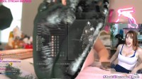 足控狂喜前所未见！美女主播在脚底板直播《黑魂》