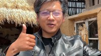 小伙模仿黄仁勋爆火:100多的皮夹克 否认月入10万