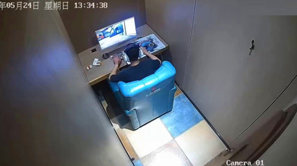 神人玩家被热水烫背纹丝不动 非打完《三角洲》不可