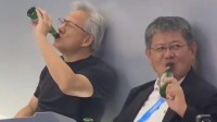 黄仁勋躺地上喝酒!大绿棒子对瓶吹