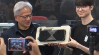 黄仁勋刚到韩国就见Faker!送出全球唯一5090显卡