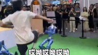 峰哥把机器人踹瘫痪了上热 本人发文回应