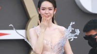 戚薇透明裙子造型致敬蔡明 预防黄毛小套路的动态图
