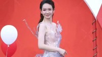 戚薇穿透明裙子站小推车走红毯 被调侃致敬蔡明
