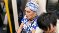 76岁资深女星邵音音低调接地气 坐拥豪宅独自搭港铁