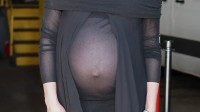 安妮海瑟薇孕肚透视装自信亮相！美酒般醇厚